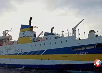 Un incendio è divampato sul traghetto Cossyra in navigazione da Lampedusa verso Porto Empedocle con 89 migranti