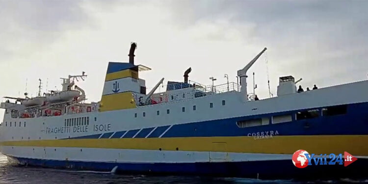Un incendio è divampato sul traghetto Cossyra in navigazione da Lampedusa verso Porto Empedocle con 89 migranti
