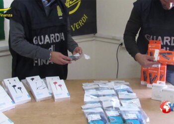 La GdF di Caltanissetta in esercizi commerciali della provincia ha sequestrato prodotti potenzialmente pericolosi per i consumatori (FOTO)