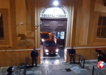 La Polizia di Stato di Palermo ha sgominato una banda del luogo che aveva rapinato quattro farmacie e con una ci stava tentando