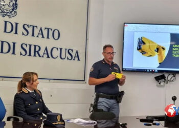 I poliziotti della Questura di Siracusa per contenere un 43enne che aveva anche colpito uno degli agenti hanno dovuto usare il taser