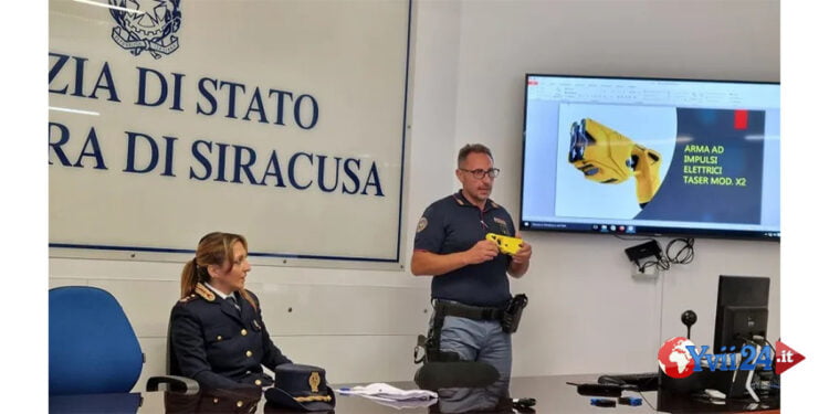 I poliziotti della Questura di Siracusa per contenere un 43enne che aveva anche colpito uno degli agenti hanno dovuto usare il taser