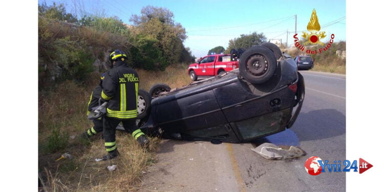 L’incidente stradale, autonomo, si è verificato a Ragusa. L’ auto con a bordo una donna e la figlia si è ribaltata