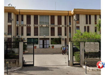 I Carabinieri di Termini Imerese hanno tratto in arresto un 26enne del luogo per spaccio di cocaina, hashish e serra indoor di marijuana