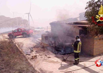 Un incendio si è sviluppato a Gibilrossa, frazione di Misilmeri nel palermitano, le fiamme hanno avvolto delle le ville