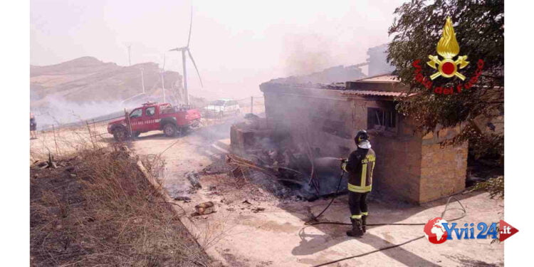Un incendio si è sviluppato a Gibilrossa, frazione di Misilmeri nel palermitano, le fiamme hanno avvolto delle le ville