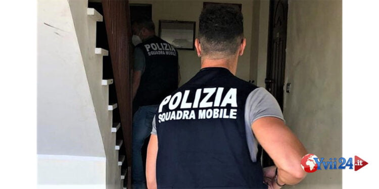 Arrestato dal Commissariato di Gela per la detenzione di un fucile a canne mozze, rispettive munizioni e un coltello a serramanico