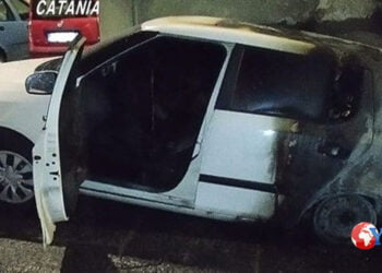 Biancavilla. Incendia l’auto del rivale in amore. Scoperto dai Carabinieri (Guarda Video)
