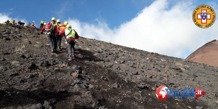 Etna. Soccorso turista americano sui Crateri Silvestri