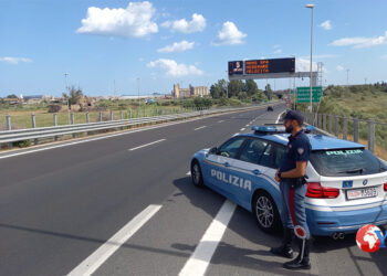 La Polizia stradale di Catania ha ritirato 10 patenti e decurtato 444 punti ad automobilisti che percorrevano la corsia di emergenza