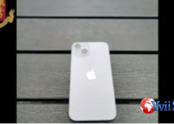 Catania. Ruba telefono e lo mette in vendita, denunciato