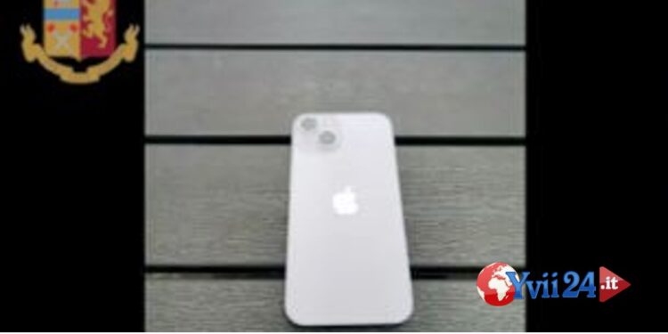 Catania. Ruba telefono e lo mette in vendita, denunciato