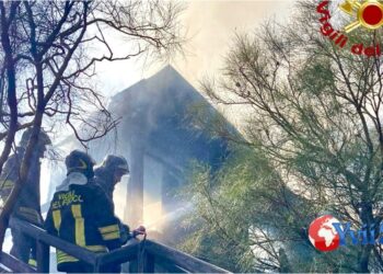 Ragalna. Fuoco investe due chalet, intervento in corso