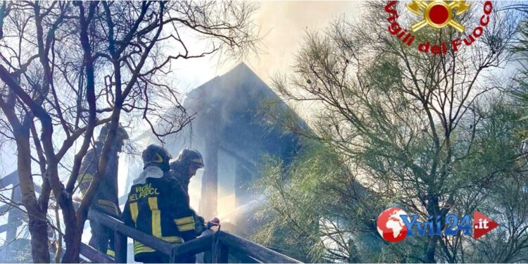Ragalna. Fuoco investe due chalet, intervento in corso