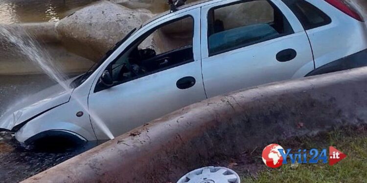 Catania. Auto termina dentro fontana della Stazione