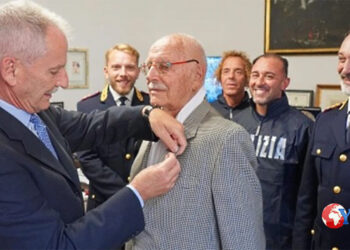 Un 91enne è stato aggredito e rapinato dell’orologio da uno straniero (VIDEO) ma gli resiste. Il questore di Firenze premia l’anziano ex atleta