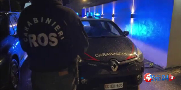 Eseguite dai CC di Napoli 27 misure cautelari ad appartenenti a un clan camorristico, tra cui a un neomelodico palermitano e la moglie