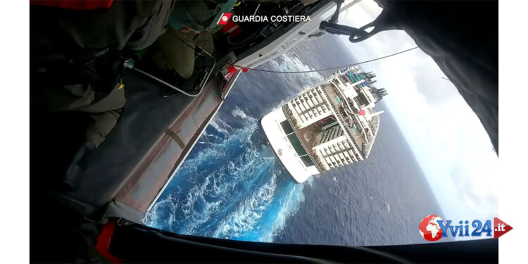 La Guardia costiera di Cagliari con un elicottero ha tratto in salvo da una nave da crociera un passeggero che aveva un malore