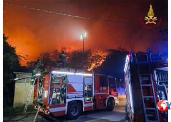 Siamo quasi alla fine di ottobre e i roghi continuano a incendiare l’Isola. Il vento di scirocco favorisce l'alimentazione delle fiamme