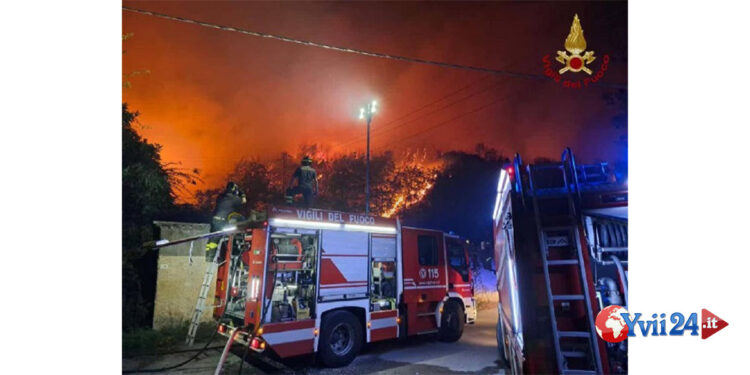 Siamo quasi alla fine di ottobre e i roghi continuano a incendiare l’Isola. Il vento di scirocco favorisce l'alimentazione delle fiamme