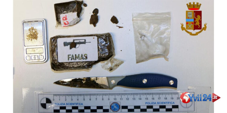 La Polizia di Stato di Ragusa ha arrestato ai domiciliari un giovane di Acate trovato in casa con cocaina e hashish