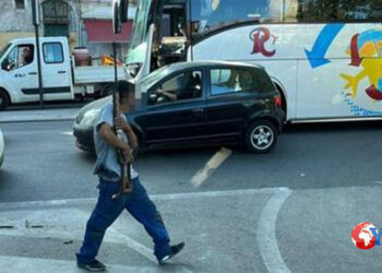 La Polizia di Stato di Palermo ha rintracciato l’uomo segnalato stamani sui social che vagava con un fucile rivelatosi finto