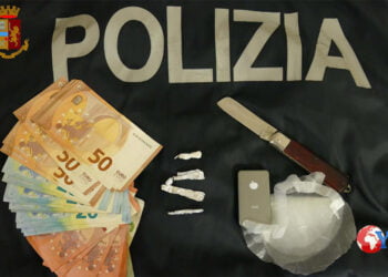 Agenti del Commissariato di Vittoria (Rg) hanno arrestato un 45enne per spaccio casalingo di hashish e cocaina