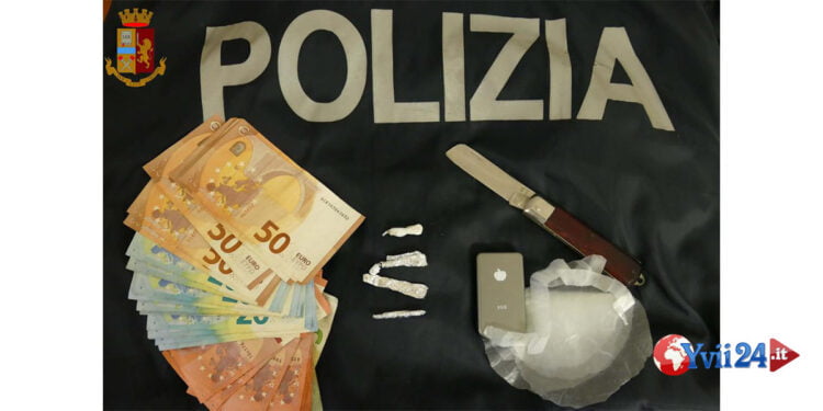 Agenti del Commissariato di Vittoria (Rg) hanno arrestato un 45enne per spaccio casalingo di hashish e cocaina