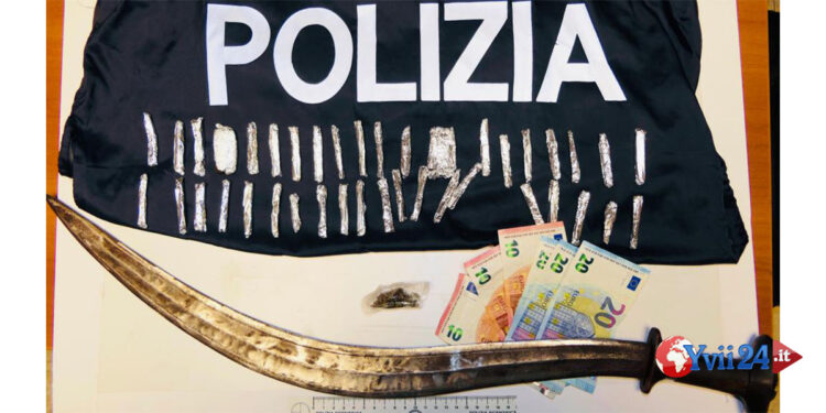 Il Commissariato di Vitoria ha arrestato due stranieri per spaccio di hashish e denunciati per detenzione illegale di una scimitarra