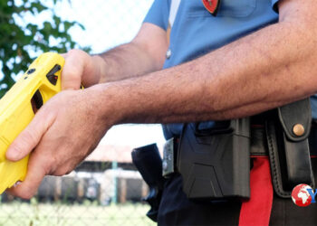 I Poliziotti di Siracusa hanno arrestato un 34enne tunisino che ha cercato di colpirli con calci e pugni costringendoli ad usare il taser