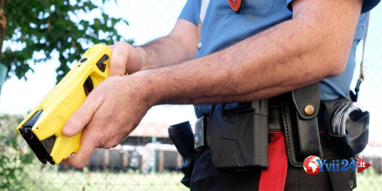 I Poliziotti di Siracusa hanno arrestato un 34enne tunisino che ha cercato di colpirli con calci e pugni costringendoli ad usare il taser
