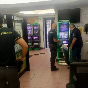 Polizia di Stato, Carabinieri, Guardia di Finanza e Monopoli di Stato, schierati a Palermo per controlli nella zona della Stazione centrale