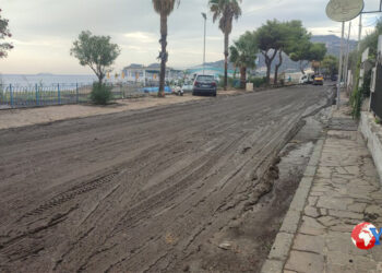 Un fiume di fango ha invaso Mazzeo, nota frazione balneare di Taormina, dopo che è stata investita da un localizzato violento acquazzone