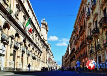 Catania. Auto investe donna in via Etnea