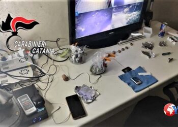 I Carabinieri di Fontanarossa hanno arrestato un pregiudicato e segnalato un altro, che nel quartiere Librino aveva la base dello spaccio