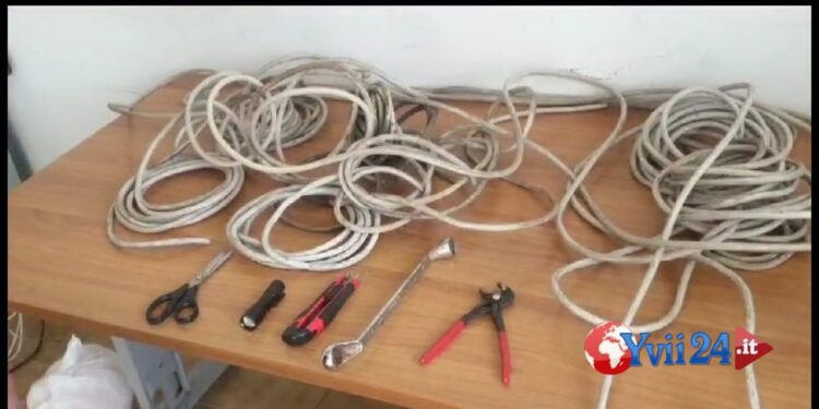 Catania. Ruba cavi di rame da azienda, arrestato