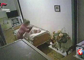 Arrestata badante marocchina 46enne dai CC di Altopascio (Lu) ripresa mentre picchiava e lasciava senza cibo l’anziana