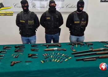 La GdF di Reggio Calabria (VIDEO) ha eseguito 27 arresti contro una cosca di ‘ndrangheta con contatti da Agrigento, Messina a Milano