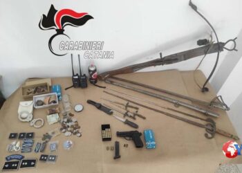 I CC di Castiglione di Sicilia scovano un arsenale di armi bianche e gradi militari a casa di un 19enne del posto, denunciato anche un amico