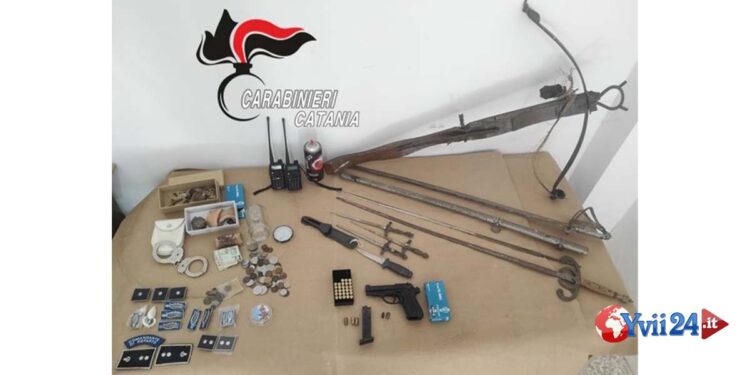 I CC di Castiglione di Sicilia scovano un arsenale di armi bianche e gradi militari a casa di un 19enne del posto, denunciato anche un amico