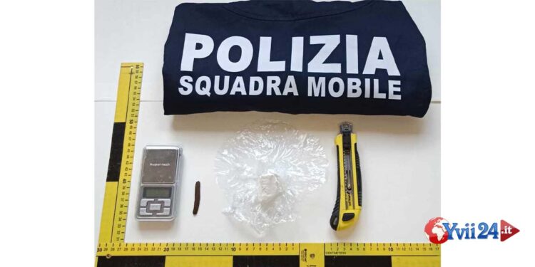 La Squadra mobile di Caltanissetta ha arrestato un 32enne la cui droga nascosta nell’immondizia non è sfuggita al cane antidroga