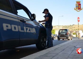 Agenti del Commissariato di Comiso dopo un inseguimento hanno arrestato un 28enne ai domiciliari in auto con alla guida un pregiudicato