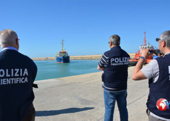 Arrestato un egiziano dalla Questura di Ragusa quale scafista di 56 migranti salvati dalla nave Aurora della GdF e sbarcati a Pozzallo