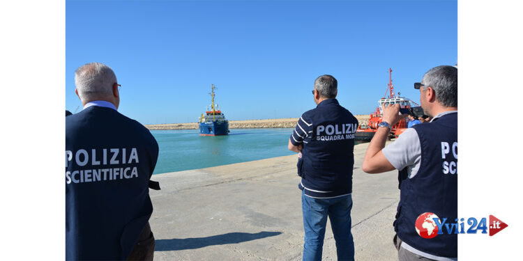 Arrestato un egiziano dalla Questura di Ragusa quale scafista di 56 migranti salvati dalla nave Aurora della GdF e sbarcati a Pozzallo
