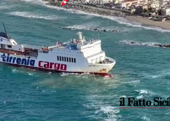 La motonave si è arenata (VIDEO) dopo che il cavo di traino si è spezzato. La Guardia costiera ha coordinato le operazioni di disincaglio