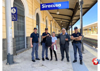 La Polizia Ferroviaria di Siracusa ha recuperato e restituito lo zaino con i soldi che dei turisti avevano dimenticato sul treno da Roma