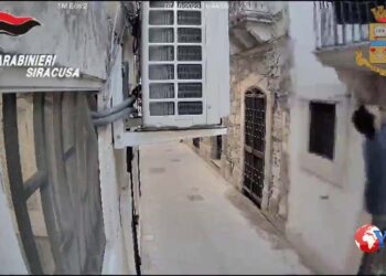 La Polizia di Stato e l’Arma dei Carabinieri di Siracusa hanno arrestato un 43enne del luogo che rubava a commercianti e residenti