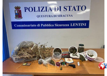 Arrestati dal Commissariato di Lentini 2 uomini per detenzione di armi e droga (FOTO) . Denunciati 5 tifosi dalla Digos di Siracusa
