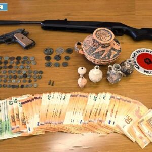 Arrestato 36enne dagli agenti del Commissariato di Gela con in casa reperti archeologici, armi, munizioni e droga e € 12ml