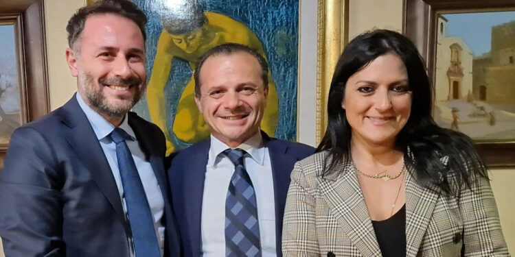 Incontro a Taormina tra il sindaco Cateno De Luca con Nuccio Di Paola e Jose Marano entrambi deputati regionali dei 5 Stelle 2050
